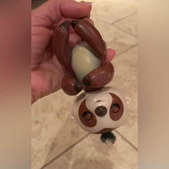 Fingerlings Interactive Baby Sloth Kingsley by WowWee Collectible - Picture 7 of 9